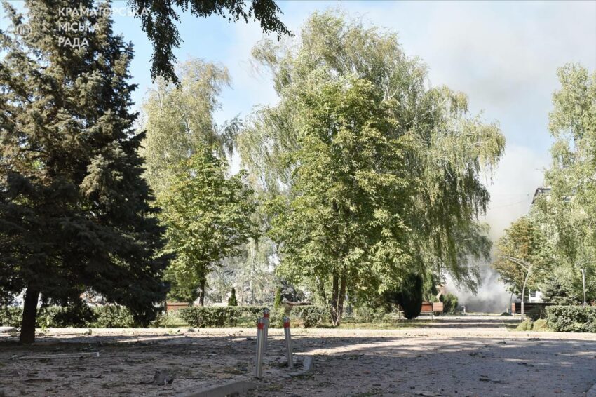 Одна людина загинула та 11 поранених: росіяни вдарили по центру Краматорська (оновлено)