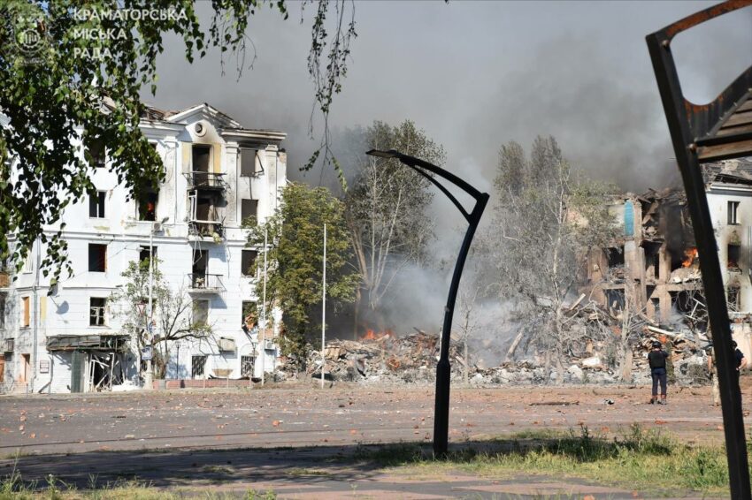 Одна людина загинула та 11 поранених: росіяни вдарили по центру Краматорська (оновлено)