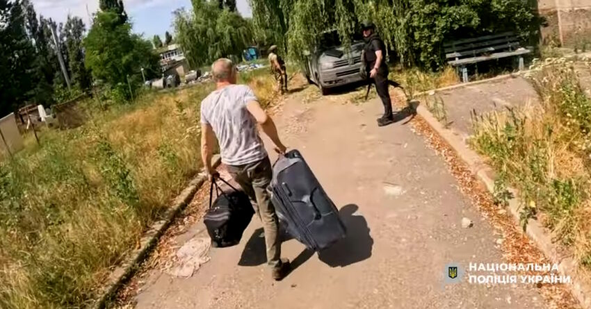 Під час евакуації цивільних поліцейські збили ворожий дрон (відео)