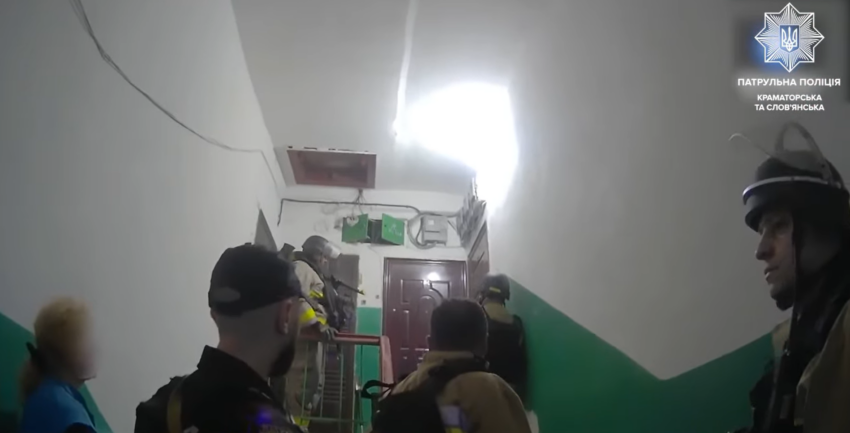 Кілька днів не виходив на зв’язок: у Слов’янську патрульні допомогли чоловіку, який занедужав (відео)