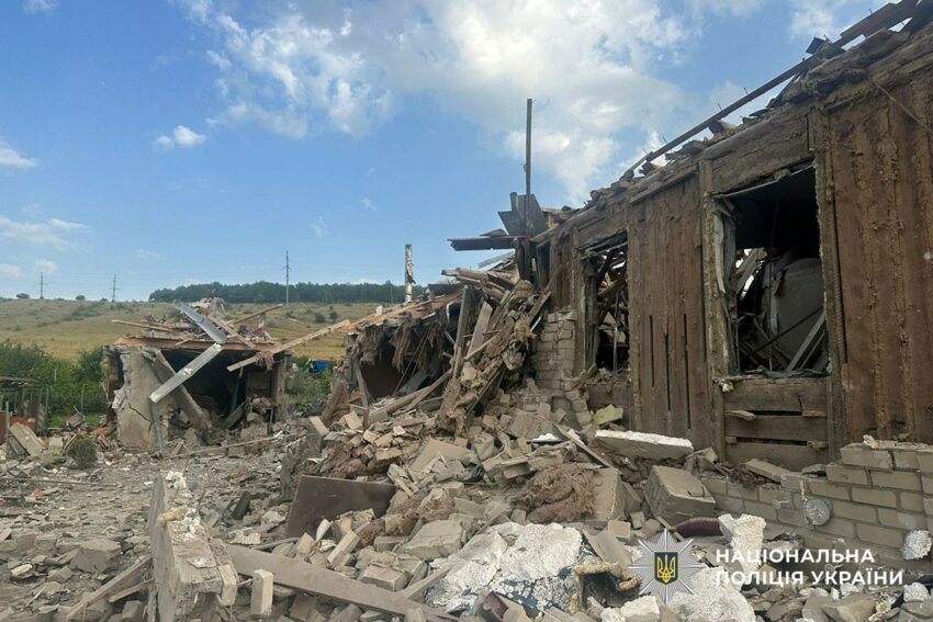 Масовані обстріли Донеччини: четверо загиблих, десятеро поранених, зруйновані будинки та школа