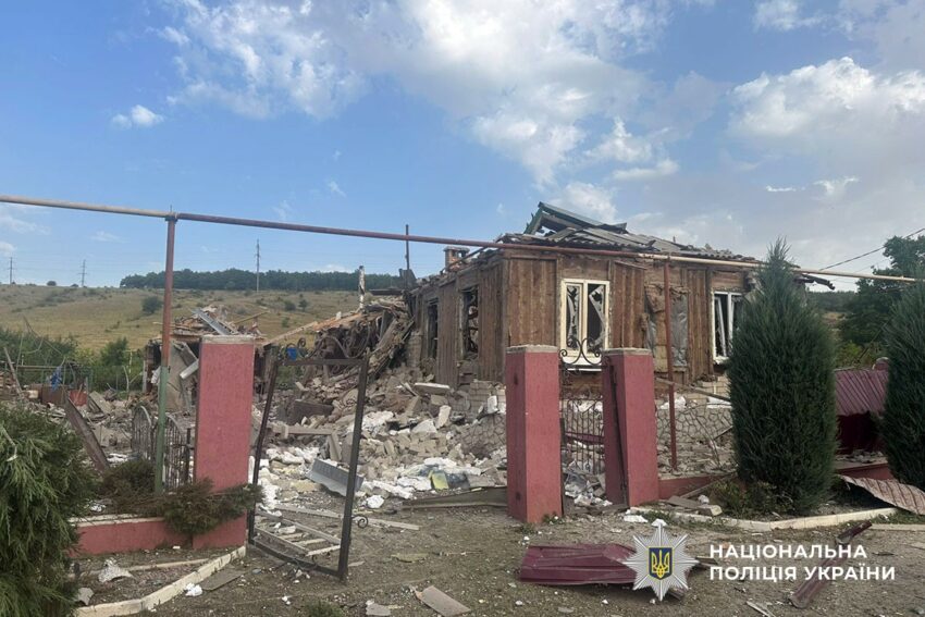 Масовані обстріли Донеччини: четверо загиблих, десятеро поранених, зруйновані будинки та школа