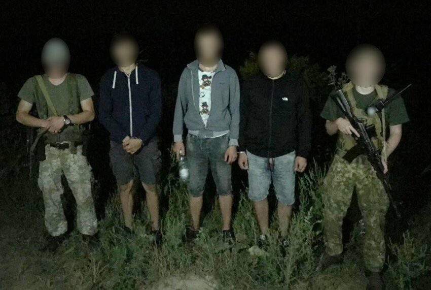 Жителя Донеччини та ще двох чоловіків затримали на Буковині під час спроби нелегального перетину кордону (ВІДЕО)