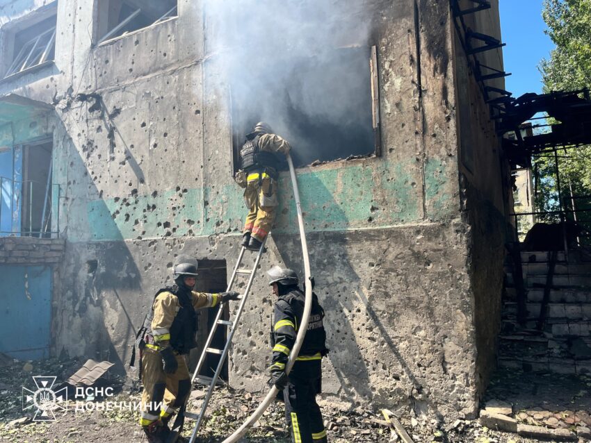 У Білозерському через ворожі атаки горіли понад 470 квадратних метрів забудови (фото)