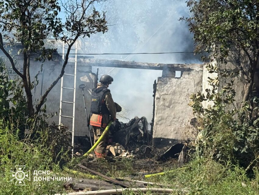 У Білозерському через ворожі атаки горіли понад 470 квадратних метрів забудови (фото)