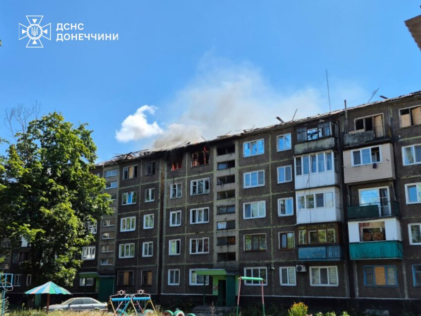 У Білозерському через ворожі атаки горіли понад 470 квадратних метрів забудови (фото)