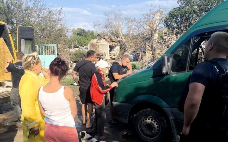 У Дружківці жителі, чиї будинки постраждали від обстрілів, отримали матеріали для ремонтів (фото)