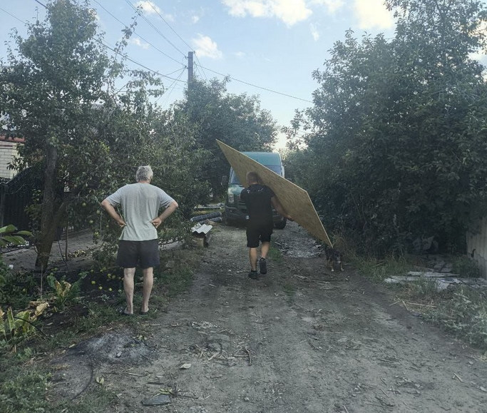 У Дружківці жителі, чиї будинки постраждали від обстрілів, отримали матеріали для ремонтів (фото)