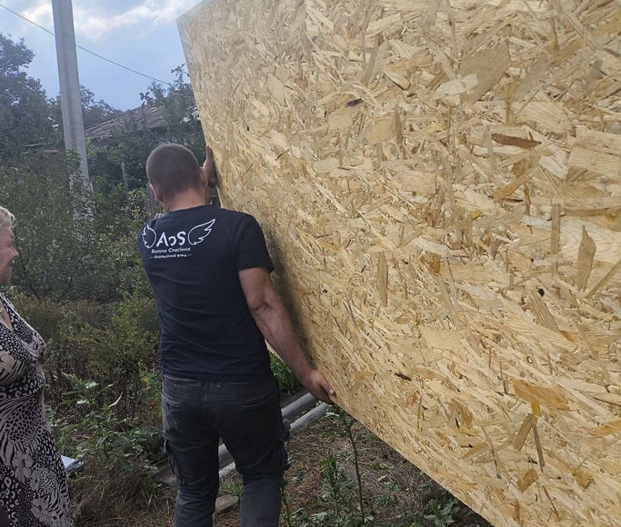 У Дружківці жителі, чиї будинки постраждали від обстрілів, отримали матеріали для ремонтів (фото)