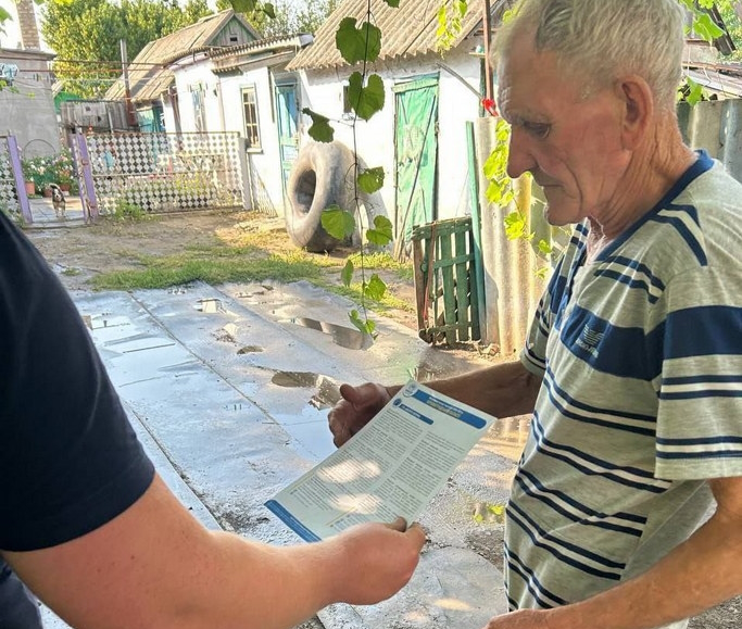 У Дружківці жителі, чиї будинки постраждали від обстрілів, отримали матеріали для ремонтів (фото)