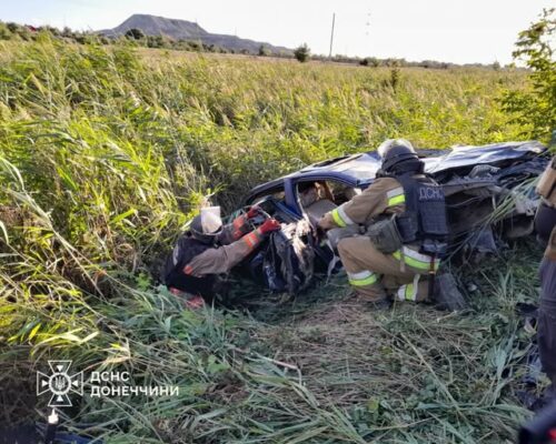 Деблокували чоловіка: на Добропільщині ворожий дрон вдарив по цивільній автівці (фото)