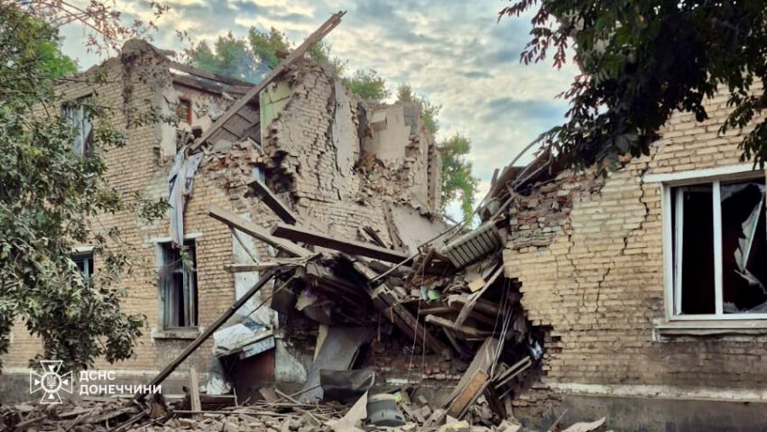 Рятувальники деблокували людину з-під завалів будинку у Білозерському (фото)