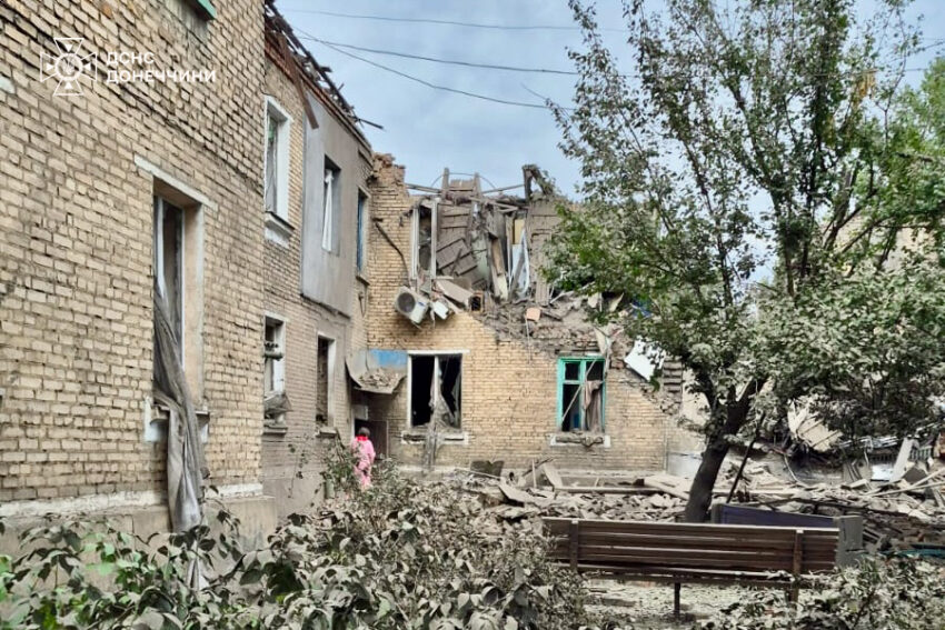 Рятувальники деблокували людину з-під завалів будинку у Білозерському (фото)