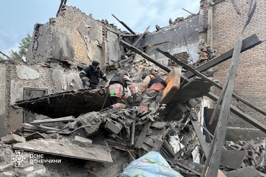 Рятувальники деблокували людину з-під завалів будинку у Білозерському (фото)