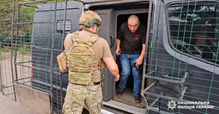 “Там немає нічого живого, там жах”: поліцейські вивезли з Костянтинівки п’ятьох людей (відео)