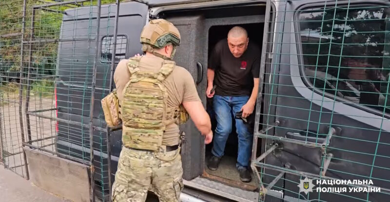 “Там немає нічого живого, там жах”: поліцейські вивезли з Костянтинівки п’ятьох людей (відео)