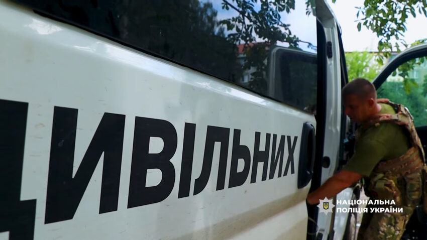 Вивезли жінку з 15-ма котами та двома собаками: поліцейські евакуювали жительку Білицького (відео)