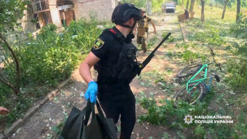 Поліцейські у Костянтинівці допомогли вивезти поранену людину (відео)