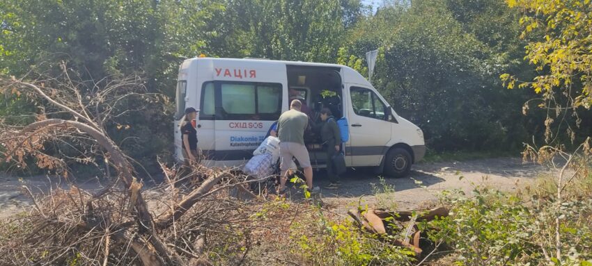 Із зони бойових дій на Донеччині евакуювали ще дев’ятьох цивільних (фото)