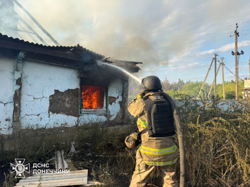 На Лиманщині рятувальники гасили два будинки, які горіли від ворожих обстрілів (фото)