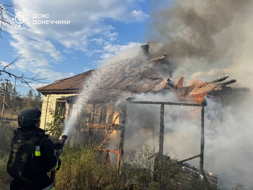 На Лиманщині рятувальники гасили два будинки, які горіли від ворожих обстрілів (фото)