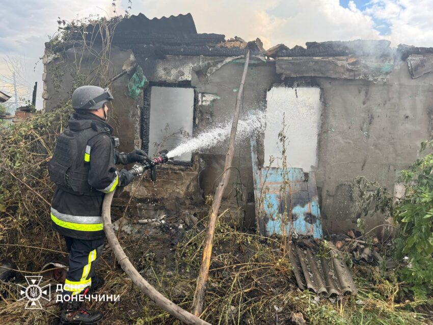 На Лиманщині рятувальники гасили два будинки, які горіли від ворожих обстрілів (фото)