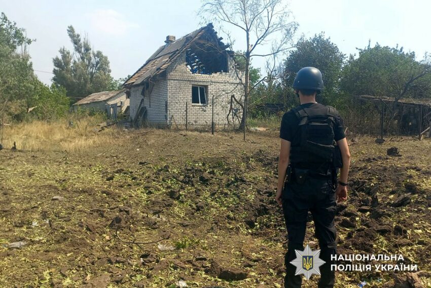 Пошкоджені будинки, лікарня та автіки: росіяни атакували Донеччину (фото)