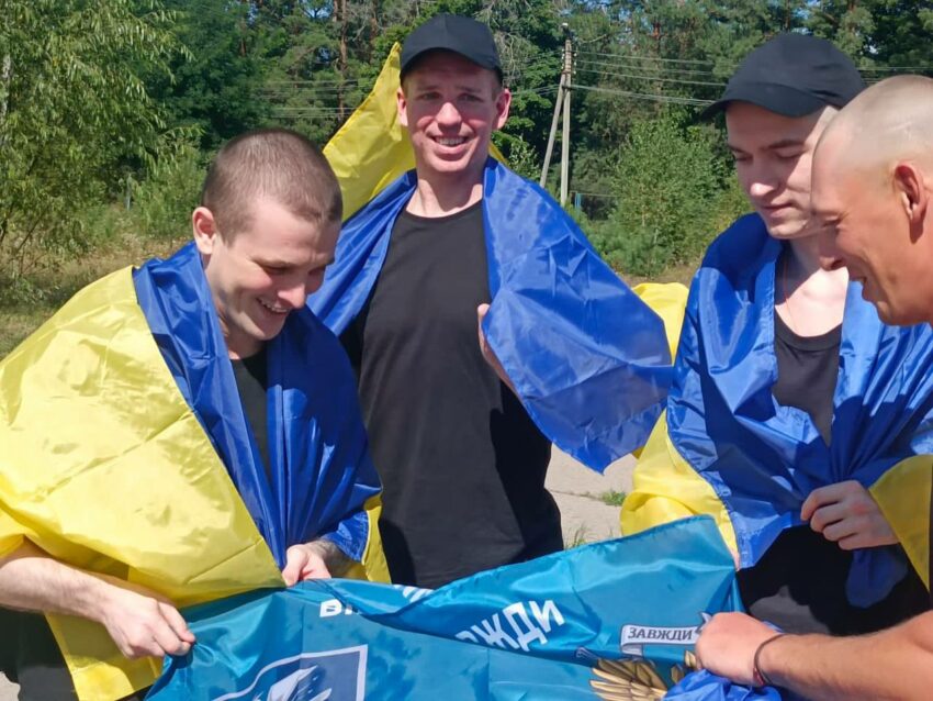 В Україну з російського полону повернули 84 військових та цивільних (фото)