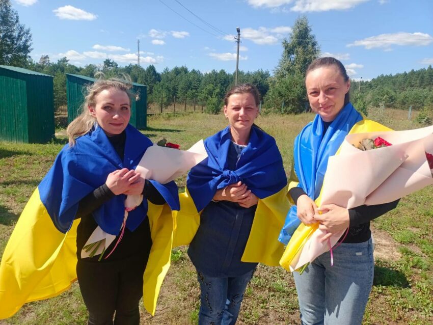 В Україну з російського полону повернули 84 військових та цивільних (фото)