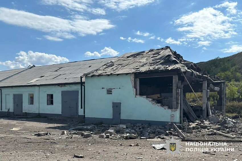 Пошкоджені будинки та підприємство: окупанти обстріляли Донеччину (фото)