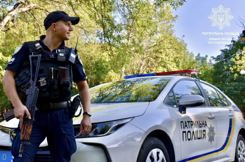 Патрульні на Донеччині зупинили авто, в якому перевозили понад 100 літрів пива