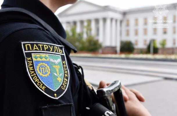 Сварився та вибивав двері: у Краматорську патрульні двічі заспокоювали п’яного чоловіка