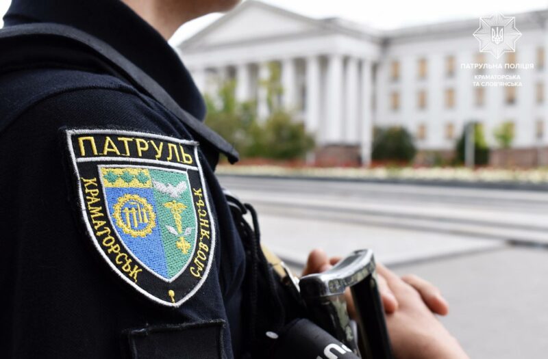 Сварився та вибивав двері: у Краматорську патрульні двічі заспокоювали п’яного чоловіка