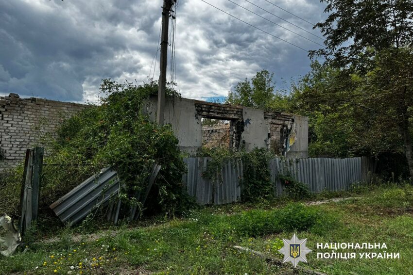 На Донеччині ворог атакував вісім населених пунктів: пошкоджені будинки та автівки (фото)