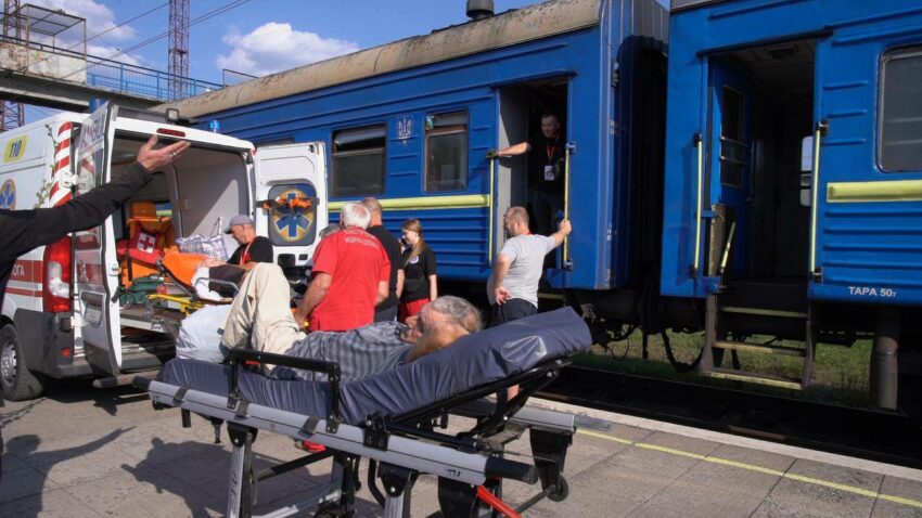Майже тисячу жителів Донеччни за місяць розселили у більш безпечних регіонах (фото)