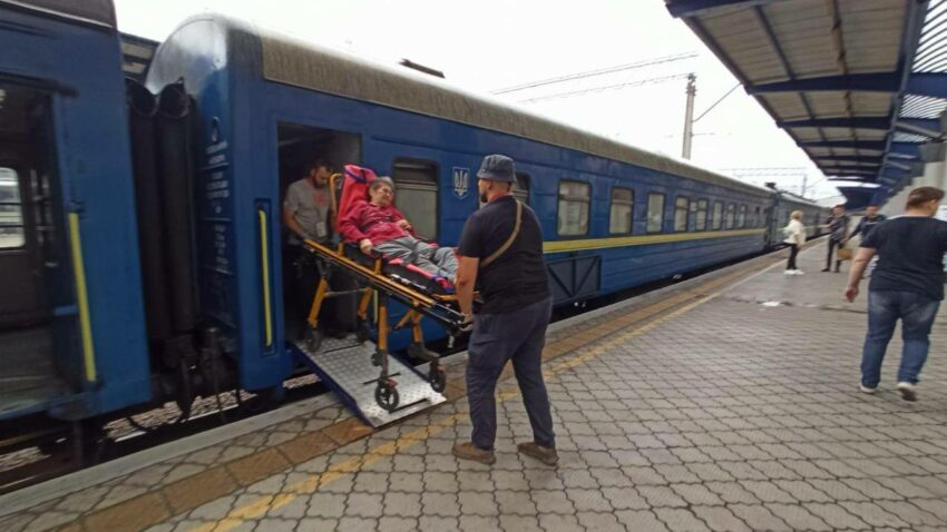 Майже тисячу жителів Донеччни за місяць розселили у більш безпечних регіонах (фото)