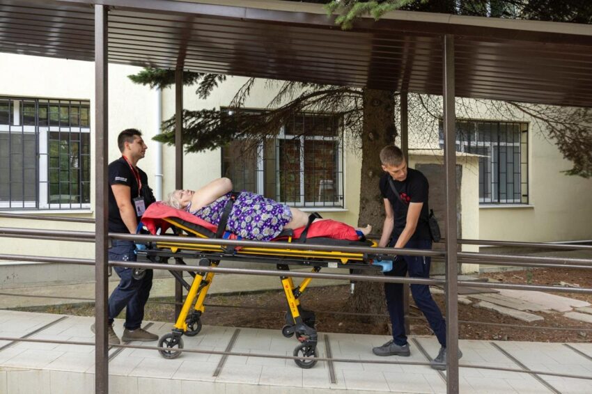 «Схід SOS» вивозить людей з Донеччини: евакуація під обстрілами та брак місць для розселення