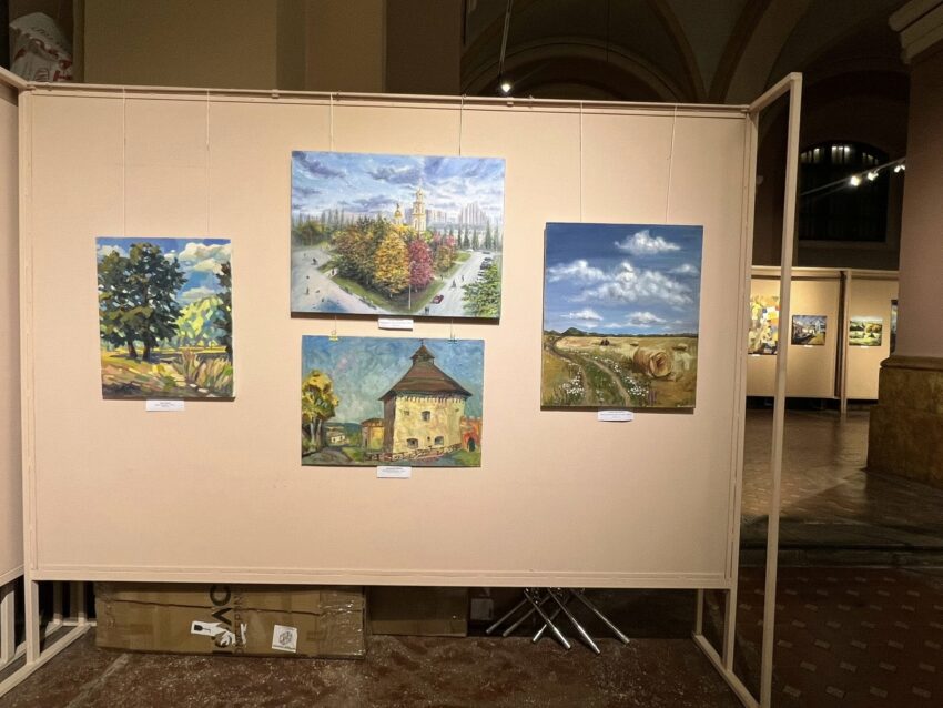 Картини 23 художників з Донеччини виставили на Прикарпатті (фото)