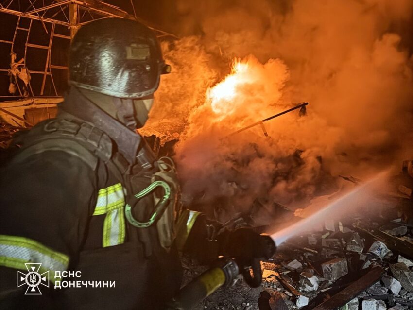 Окупанти прицільно б’ють по пожежних авто під час роботи рятувальників на Донеччині