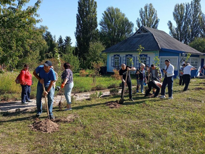 Алею Бахмута висадили у столиці (фото)