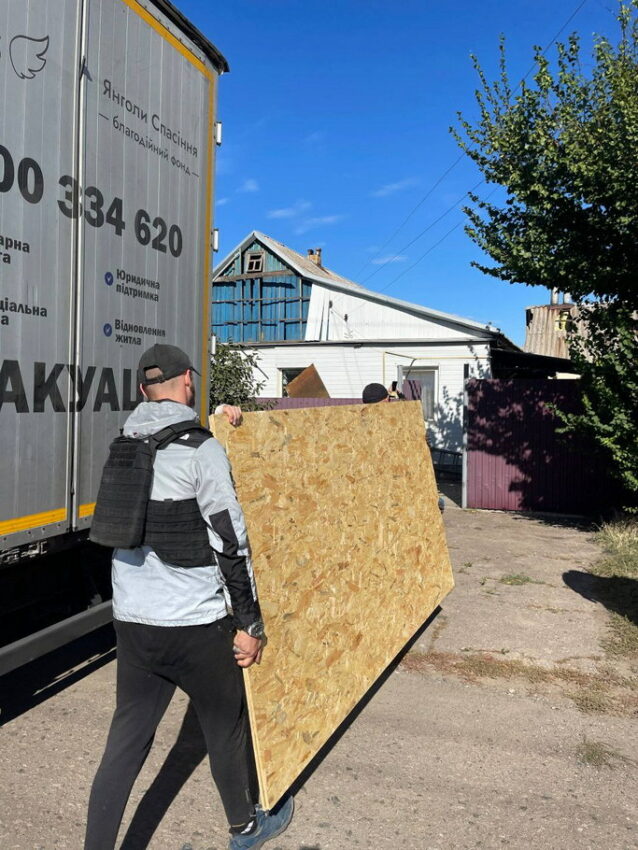 У Дружківській громаді ще 20 родин отримали набори для ремонту пошкоджених будинків (фото)
