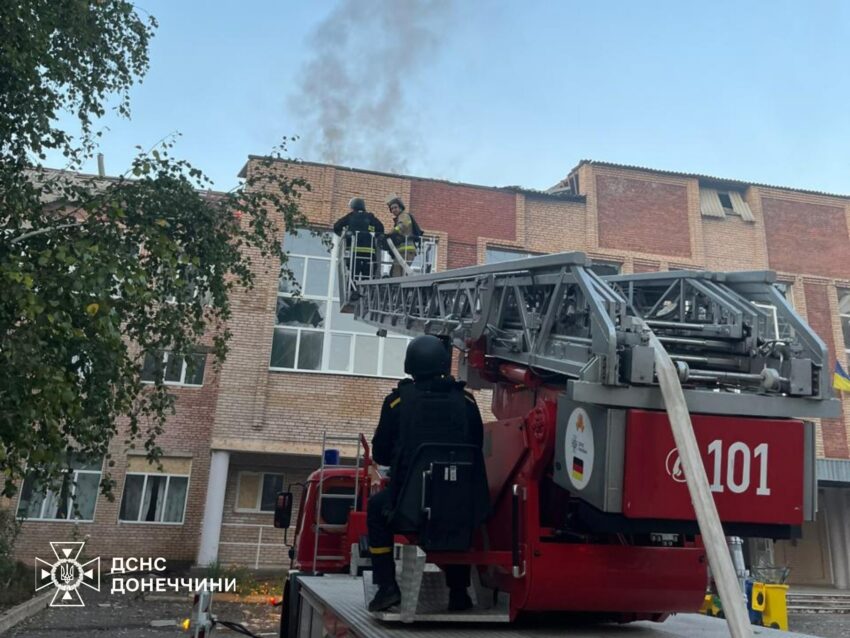 Рятувальник Донеччини попали під ворожий обстріл (фото)