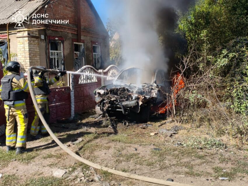 Палали автівки: рятувальники на Донеччині ліквідували наслідки ворожих обстрілів