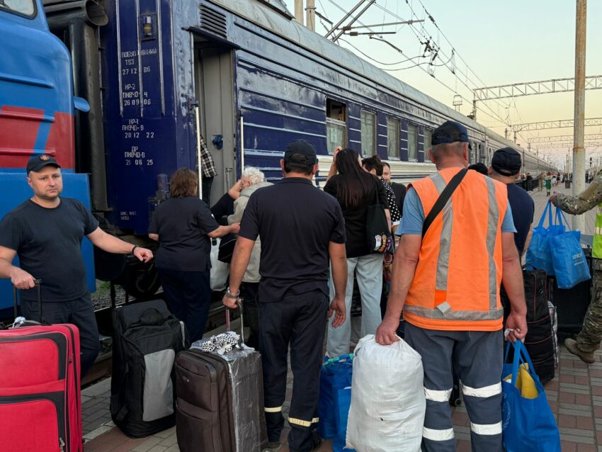 Виходили пішки: подружжя з Ямполя виїхали із прифронтового населеного пункту (фото)