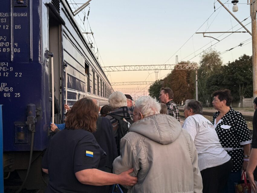 Виходили пішки: подружжя з Ямполя виїхали із прифронтового населеного пункту (фото)