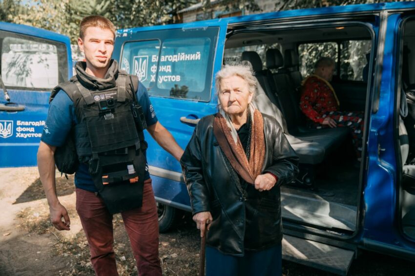 Вивезли з-під обстрілів: з Костянтинівки евакуювали 15 людей (фото)
