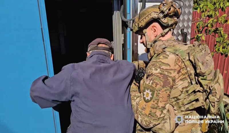 Евакуація під обстрілами: з Ярової вивезли ще п’ятьох людей (відео)