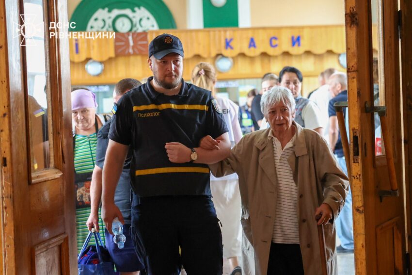 Залізницею з Донеччини за добу евакуювали ще 45 жителів (фото)