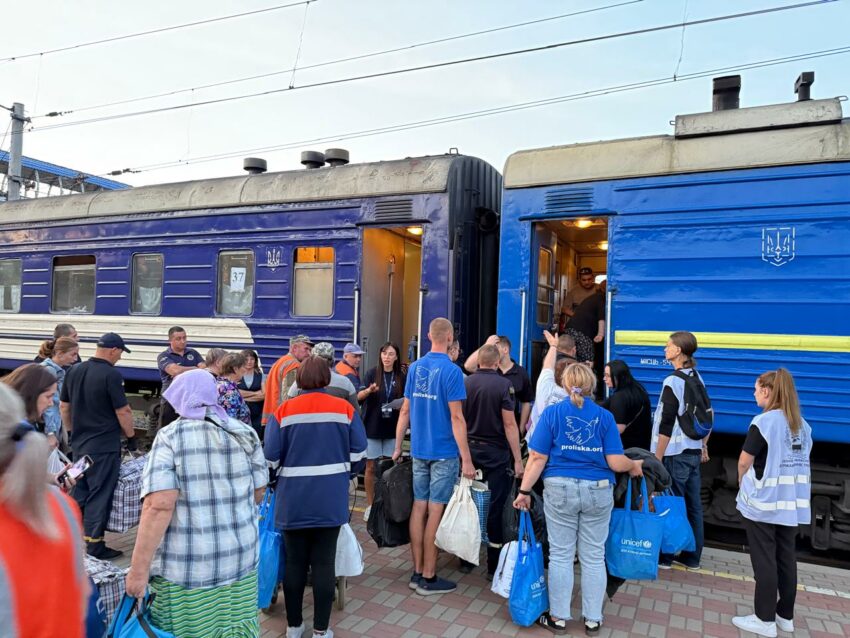 Залізницею з Донеччини за добу евакуювали ще 45 жителів (фото)