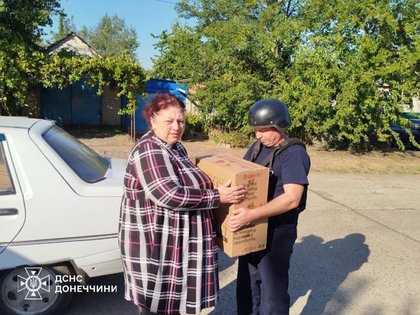 Жителі прифронтової Миколаївки отримали гуманітарну допомогу (фото)